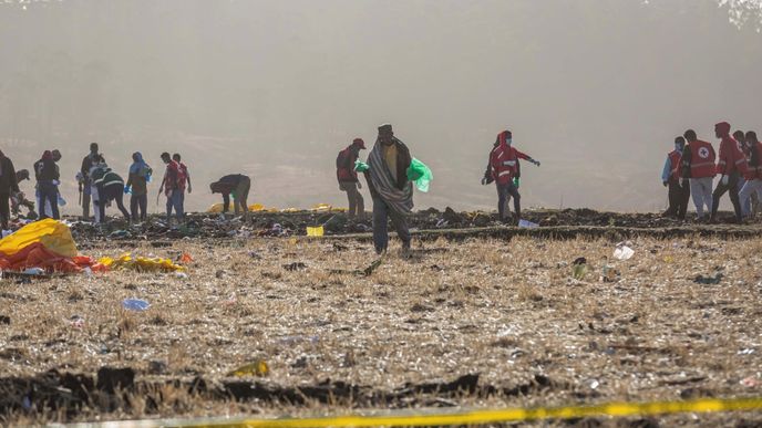 Záchranáři prohledávají trosky zříceného letounu Ethiopian Airlines