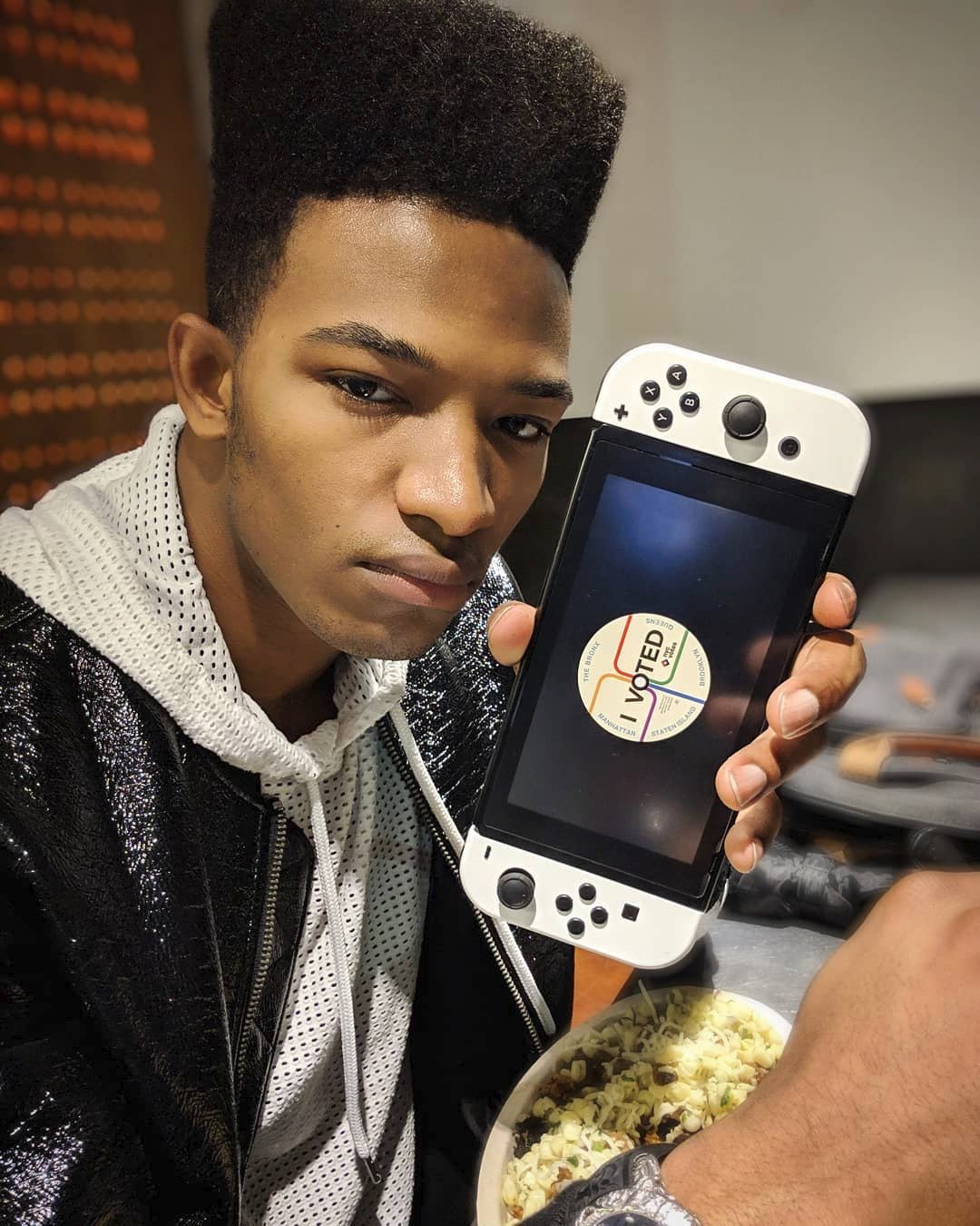 Desmond Amofah (†29) alias Etika a jeho Nintendo Switch, na kterém hrál.