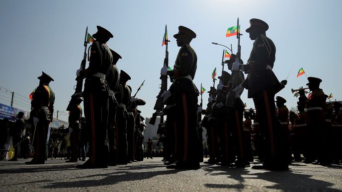 Manifestace etiopských vojáků v Addis Abebě na podporu vlády