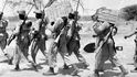 Vojáci západoafrických hraničních sil odstraňující italské hraniční značky z hranice mezi Keni a Itálií Somaliland, 1941