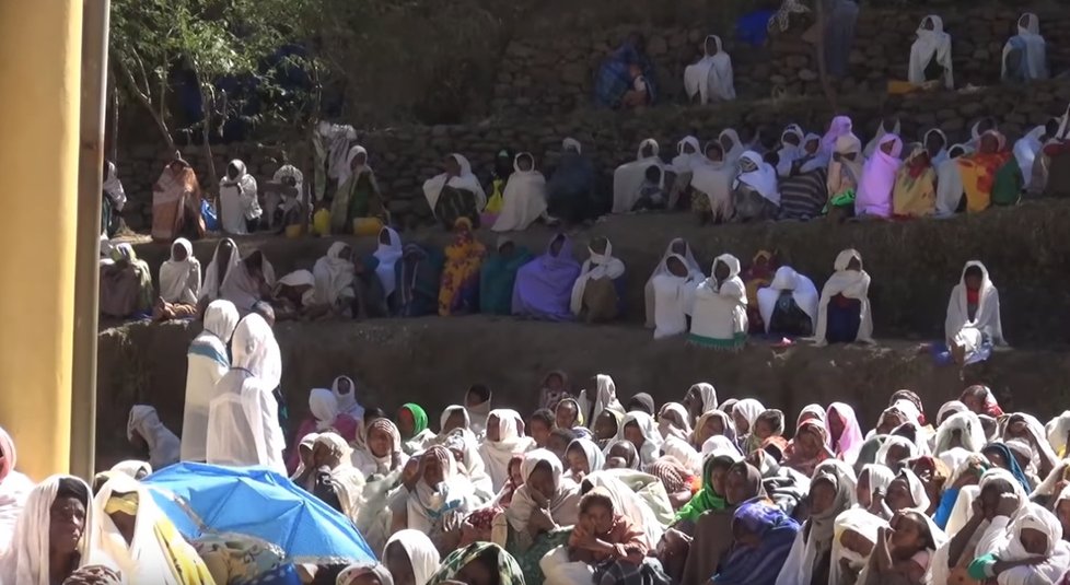 Etiopští kněží našli zalíbení v sociálních sítích. Vysílají přes  ně živé přenosy křtů i exorcismů