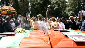 Tisíce lidí se v katedrále Nejsvětější trojice v etiopské metropoli Addis Abeba zúčastnily symbolického hromadného pohřbu etiopských obětí leteckého neštěstí z minulé neděle. (17. 3. 2019)