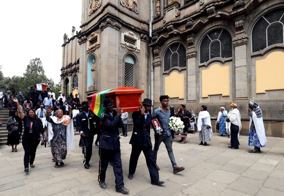 Tisíce lidí se v katedrále Nejsvětější trojice v etiopské metropoli Addis Abeba zúčastnily symbolického hromadného pohřbu etiopských obětí leteckého neštěstí z minulé neděle. (17.3.2019)