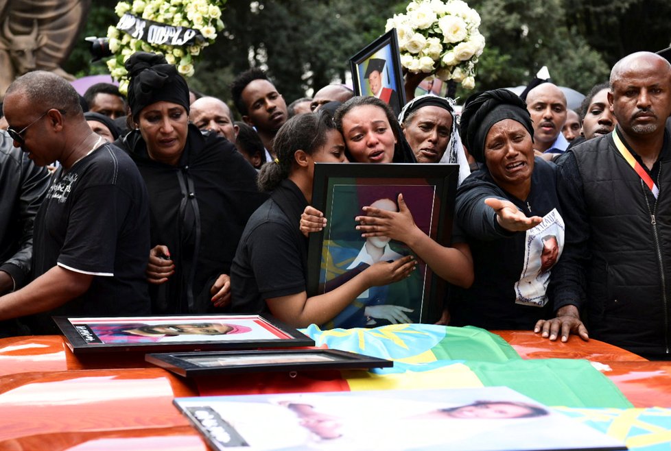 Tisíce lidí se v katedrále Nejsvětější trojice v etiopské metropoli Addis Abeba zúčastnily symbolického hromadného pohřbu etiopských obětí leteckého neštěstí z minulé neděle. (17.3.2019)