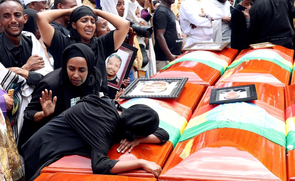Tisíce lidí se v katedrále Nejsvětější trojice v etiopské metropoli Addis Abeba zúčastnily symbolického hromadného pohřbu etiopských obětí leteckého neštěstí z minulé neděle. (17.3.2019)