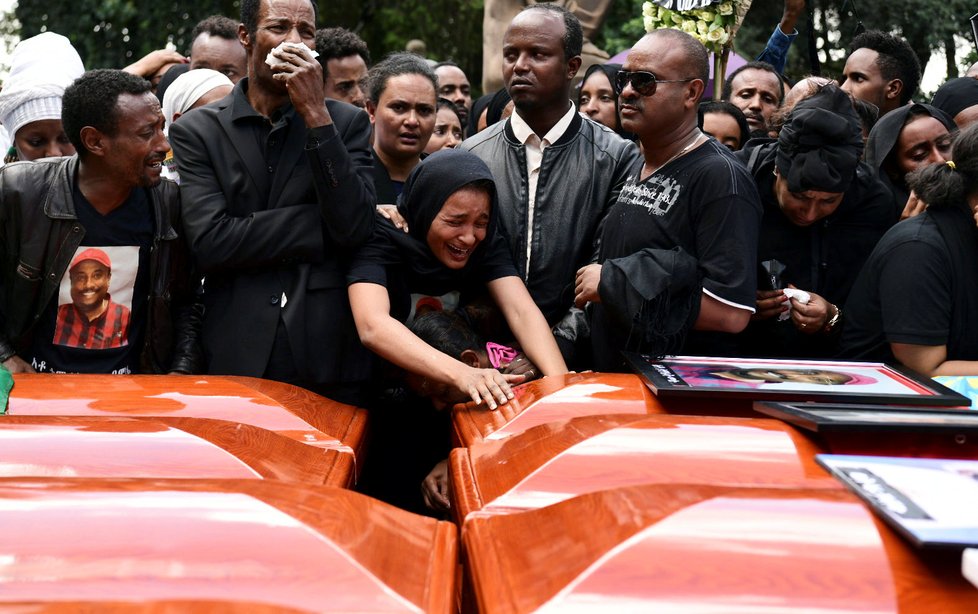 Tisíce lidí se v katedrále Nejsvětější trojice v etiopské metropoli Addis Abeba zúčastnily symbolického hromadného pohřbu etiopských obětí leteckého neštěstí z minulé neděle. (17. 3. 2019)