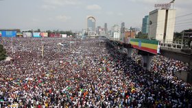 Premiéra Etiopie Abiye Ahmeda podpořila mohutná demonstrace, během ní ale také vybuchl granát