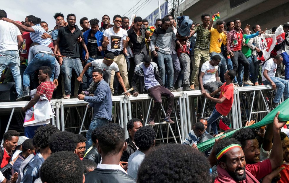 Premiéra Etiopie Abiye Ahmeda podpořila mohutná demonstrace, během ní ale také vybuchl granát