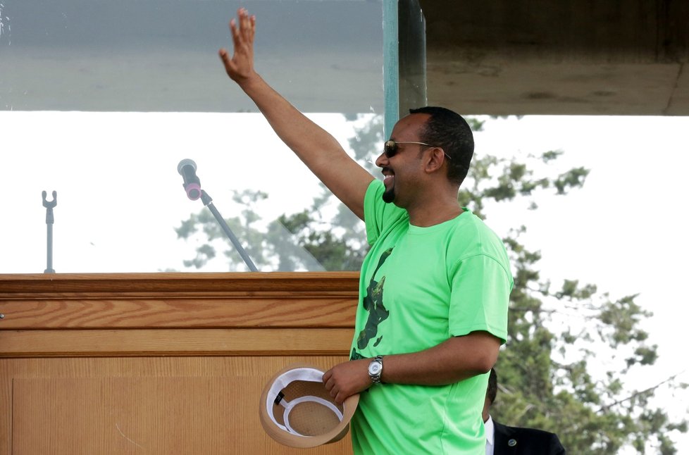 Premiéra Etiopie Abiye Ahmeda podpořila mohutná demonstrace, během ní ale také vybuchl granát
