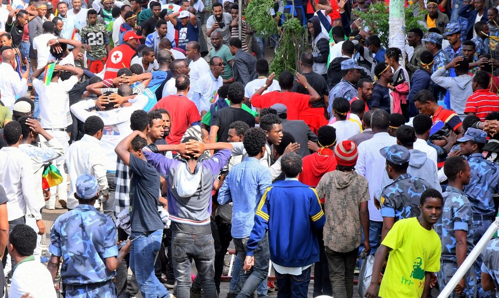 Premiéra Etiopie Abiye Ahmeda podpořila mohutná demonstrace, během ní ale také vybuchl granát