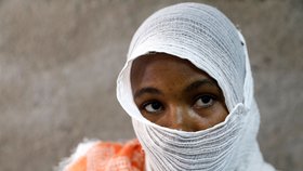 Konflikt v Etiopii: Žena z Adigratu, kterou hromadně znásilnili vojáci