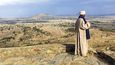 Kněz shlíží na krajinu u Aksúmu