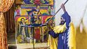 Kněz odkrývá jednu z barevných maleb, které jsou pro etiopské kostely typické