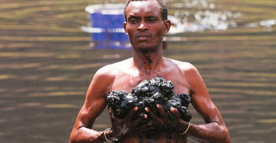 Prokletí i požehnání Boranů. To je těžba soli v etiopském jezeře El Sod