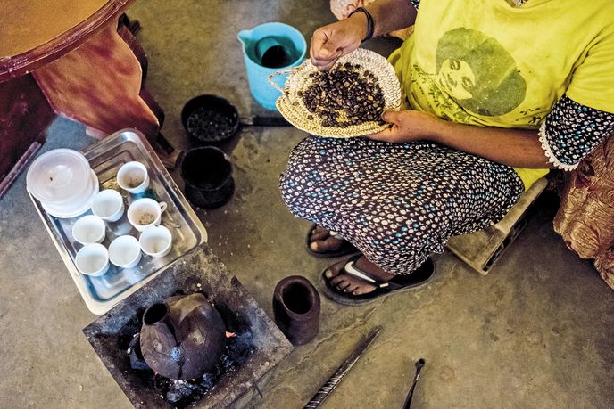 Kávu servírují v Etiopii v nízkých šálcích bez ouška