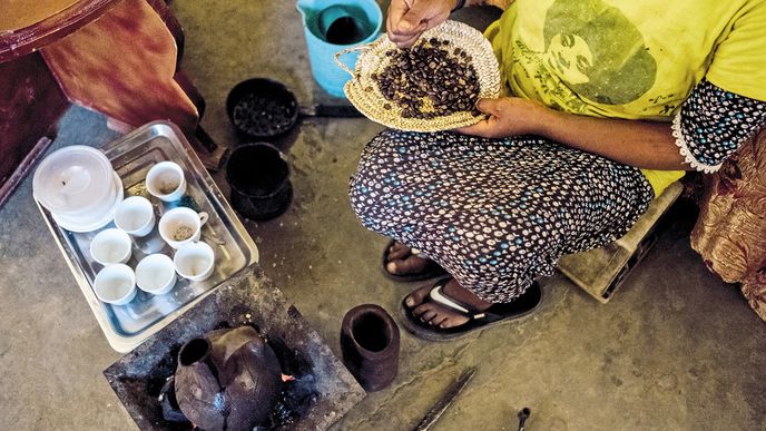 Kávu servírují v Etiopii v nízkých šálcích bez ouška