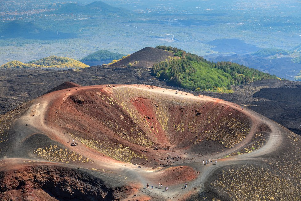 Kráter na sopce Etna