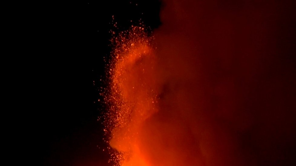 Činná italská sopka Etna, kde v noci došlo k erupci (14. 12. 2020).