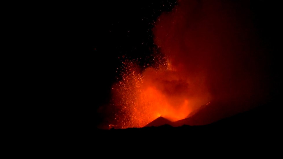 Činná italská sopka Etna, kde v noci došlo k erupci (14. 12. 2020)