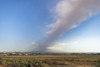 Sopka Etna opět chrlí lávu i popel. Letiště v sicilské Katánii přerušilo provoz