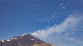 Sicilská Etna se probudila k aktivitě: Vypouští záhadné kouřové signály!