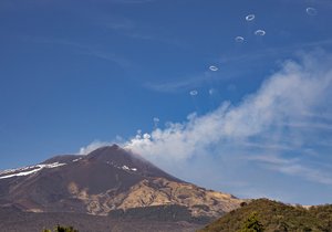 Sicilská sopka Etna vypouštěla vzácné kouřové kroužky