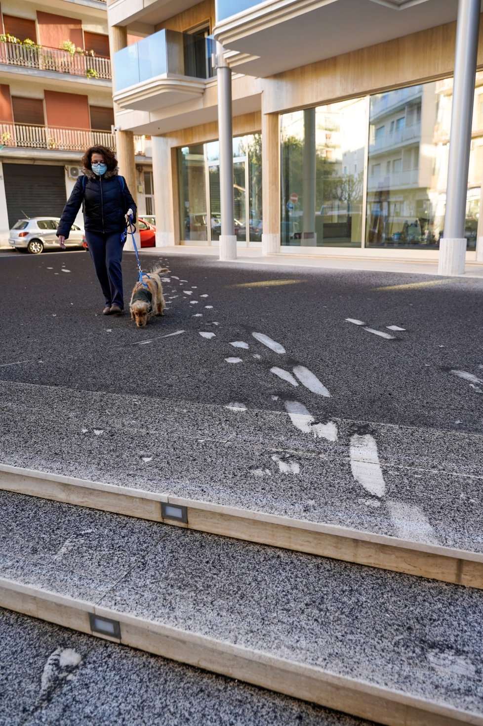 Italové uklízejí popel z Etny v ulicích Katánie (17. 2. 021)