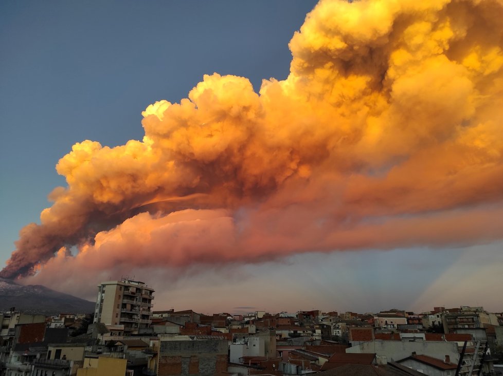 Na jihoitalské Sicílii se opět více probudila k životu sopka Etna (16. 2. 2021)