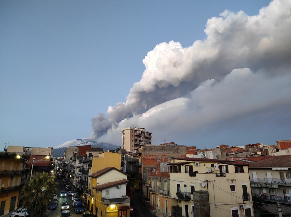 Na jihoitalské Sicílii se opět více probudila k životu sopka Etna (16. 2. 2021)