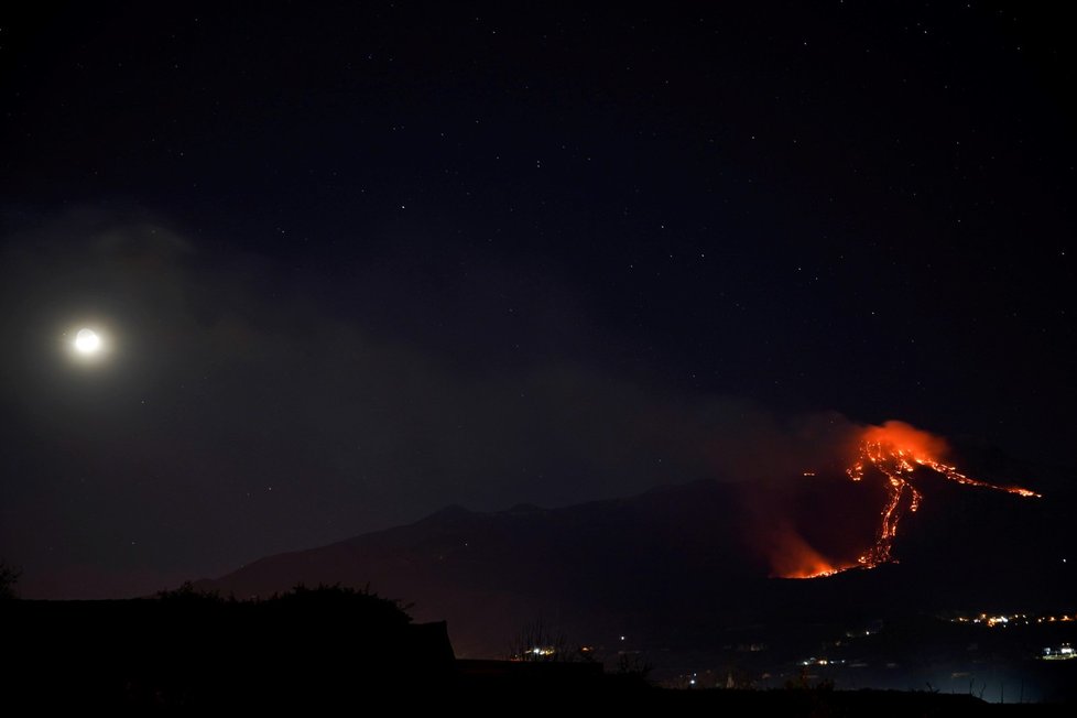 Na jihoitalské Sicílii se opět více probudila k životu sopka Etna (16. 2. 2021)