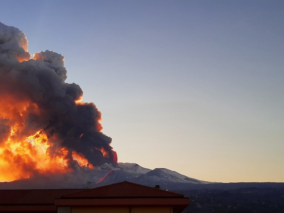 Na jihoitalské Sicílii se opět více probudila k životu sopka Etna (16. 2. 2021).