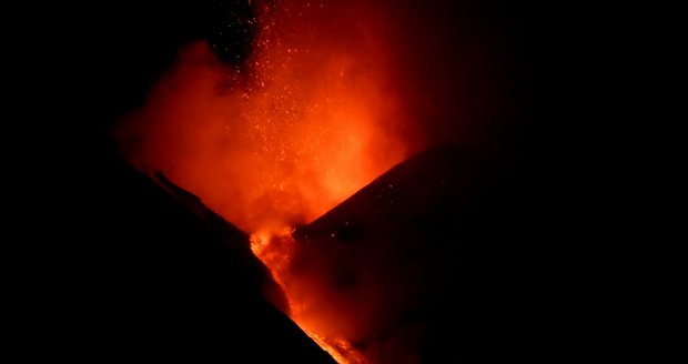 Na Sicílii vybuchla Etna: Vulkán v dovolenkovém ráji chrlí lávu a popel, lety stojí
