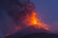 Neklidný vulkán: Etna chrlila oheň a lávu, sopečný popel padal na silnice