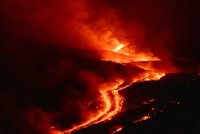 Etna se opět probudila a ruší turistům další lety v Katánii. Letiště je v omezeném režimu