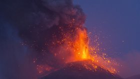 Neklidný vulkán: Etna chrlila oheň a lávu, sopečný popel padal na silnice