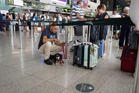 Etna chrlí lávu: Zavřené letiště a potíže 100 tisíc turistů. Problémy se dotkly i Prahy