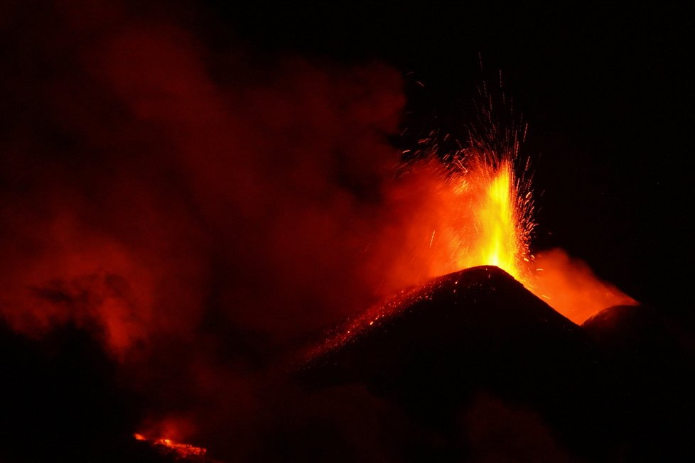 Aktivita sopky Etny v období březen-květen 2021. Vulkanologové kontrolovali i bahenní sopečná jezera.