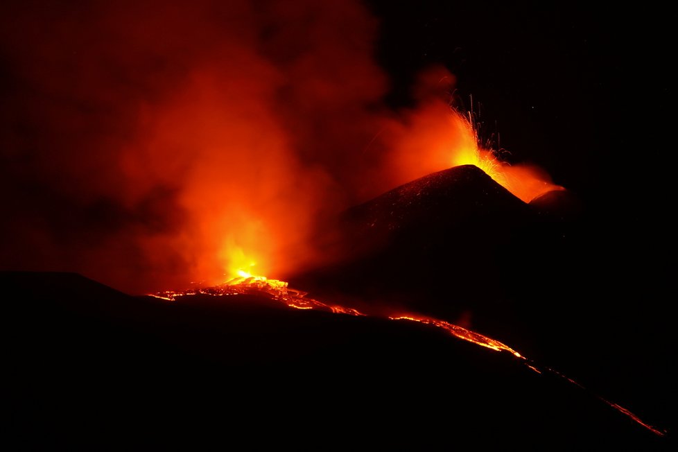 Aktivita sopky Etny v období březen-květen 2021. Vulkanologové kontrolovali i bahenní sopečná jezera.