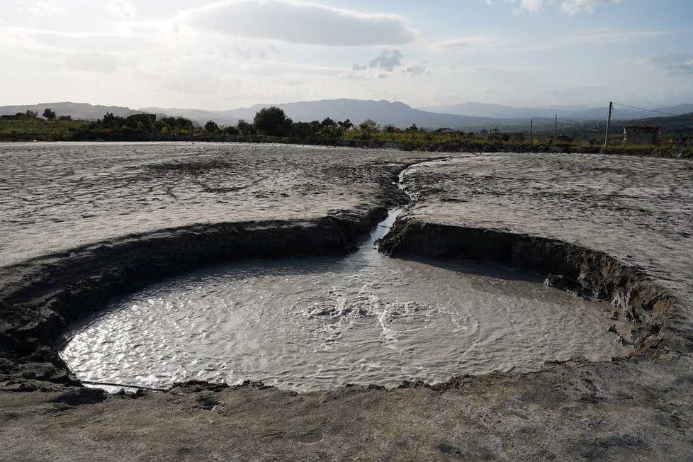 Aktivita sopky Etny v období březen-květen 2021. Vulkanologové kontrolovali i bahenní sopečná jezera.