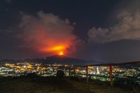 Etna opět chrlí lávu: Sicilská sopka o sobě dala vědět „malými záchvaty“