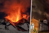 Zasněžená Etna o sobě dává zase vědět. Chrlí lávu a oblaka kouře