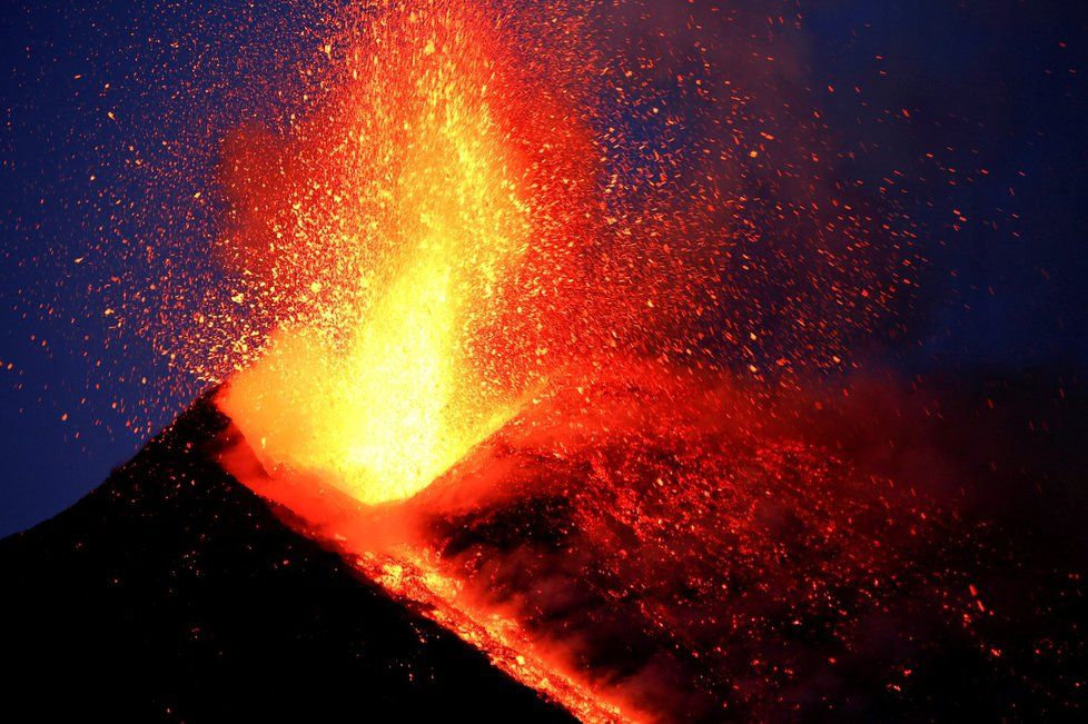 Sopka Etna opět chrlí dým a lávu, místní letiště zastavilo provoz