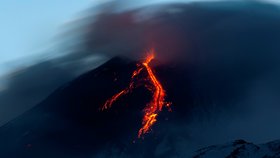 Sopka Etna opět chrlí dým a lávu, místní letiště zastavilo provoz