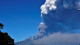 Sopka Etna opět chrlí dým a lávu, místní letiště zastavilo provoz