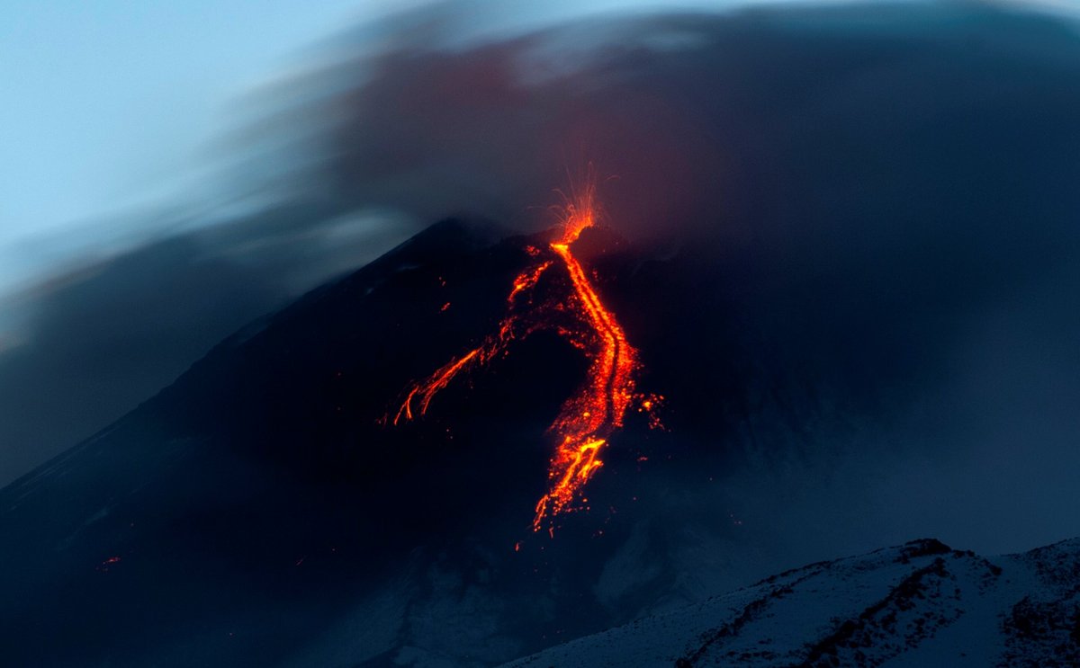 Sopka Etna opět chrlí dým a lávu, místní letiště zastavilo provoz