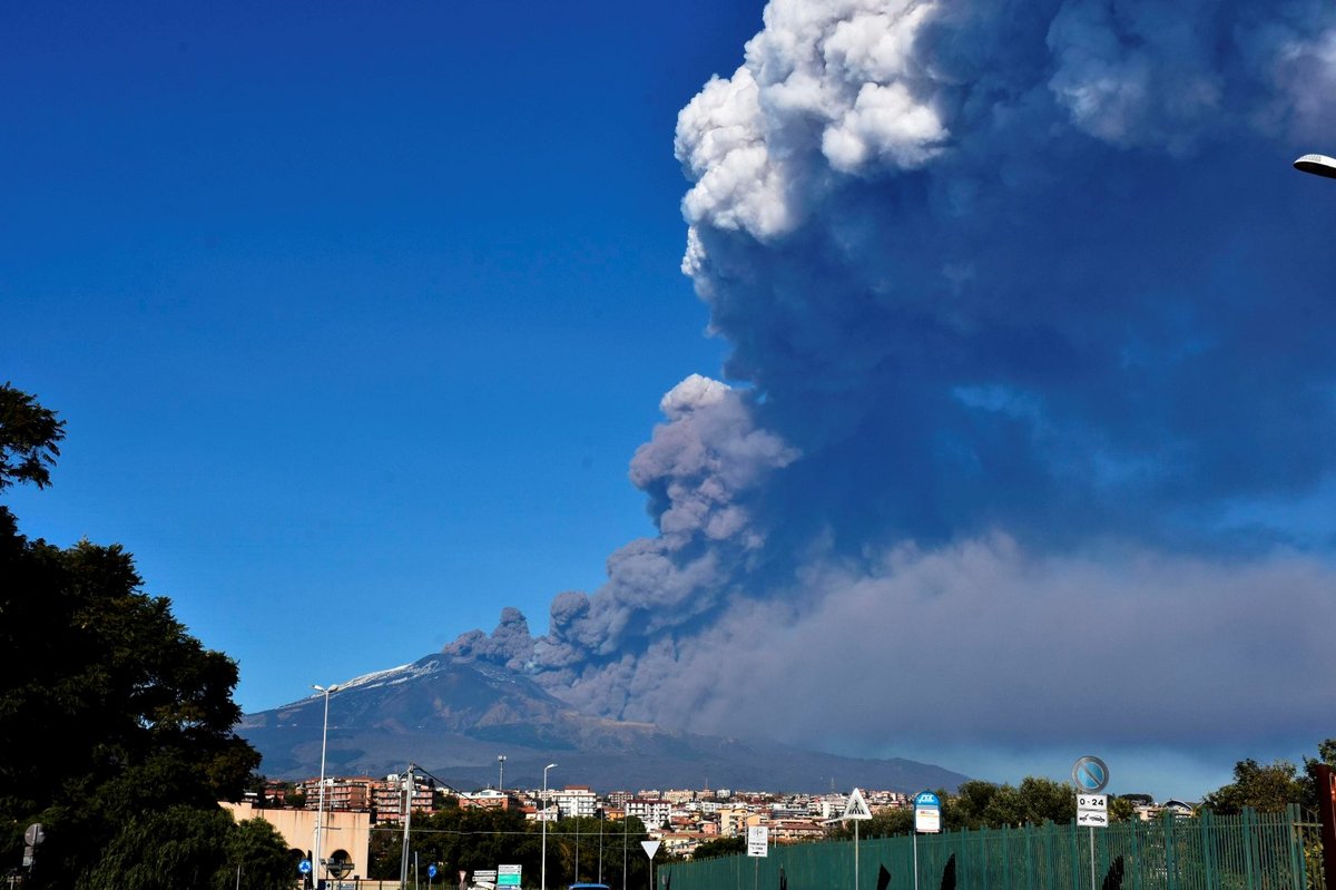 Sopka Etna opět chrlí dým a lávu, místní letiště zastavilo provoz
