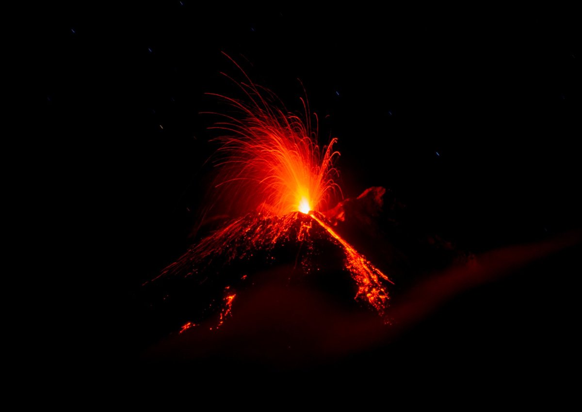 Sopka Etna opět chrlí dým a lávu, místní letiště zastavilo provoz