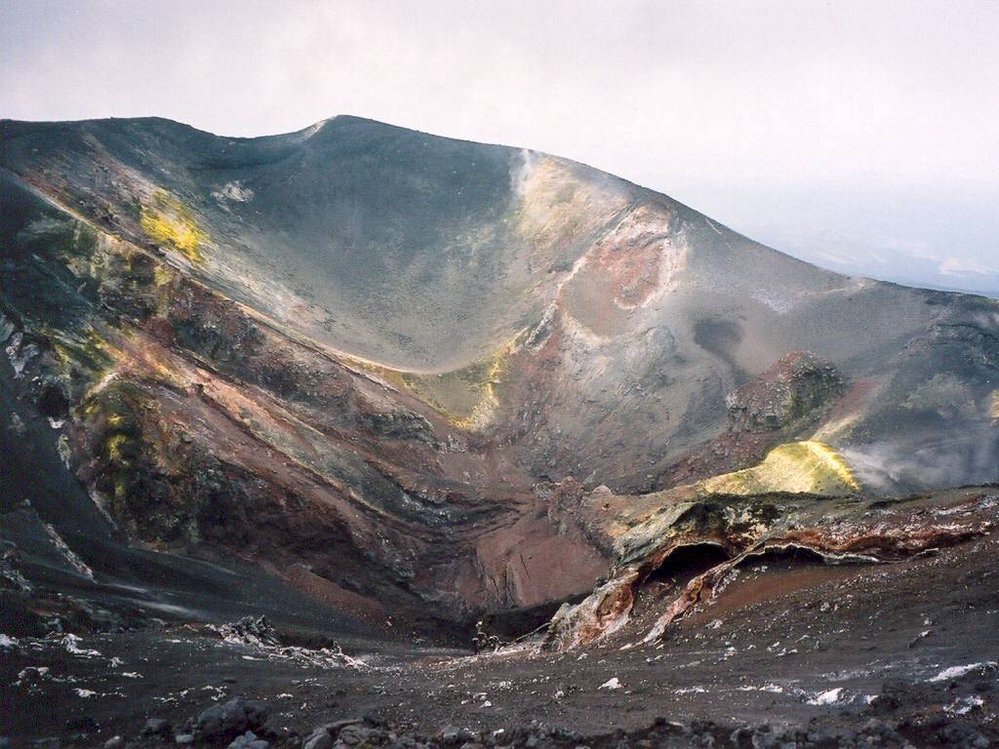Kráter nedaleko Torre del Filosofo, přibližně 450 metrů pod vrcholem Etny.