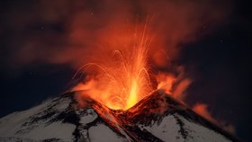 Etna se opět probudila k životu. Z hory stoupá dým a vytéká láva (25.11.2023)