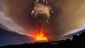 Výbuch sicilské sopky Etny doprovázejí vulkanické blesky
